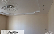 Двухуровневый натяжной потолок в гостинной от Алези